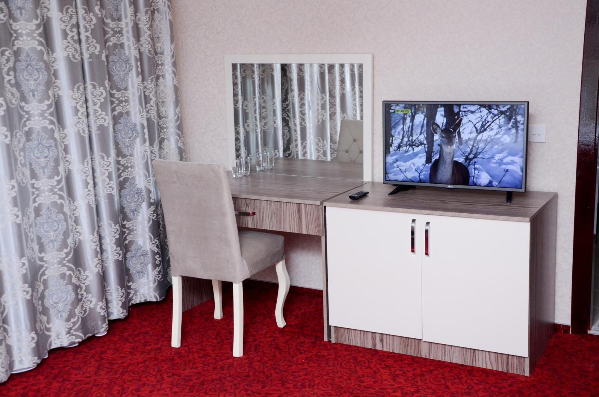 Suite Executive con vista parziale sul mare con balcone, accesso alla lounge, colazione, rinfreschi, bevande serali e tartine